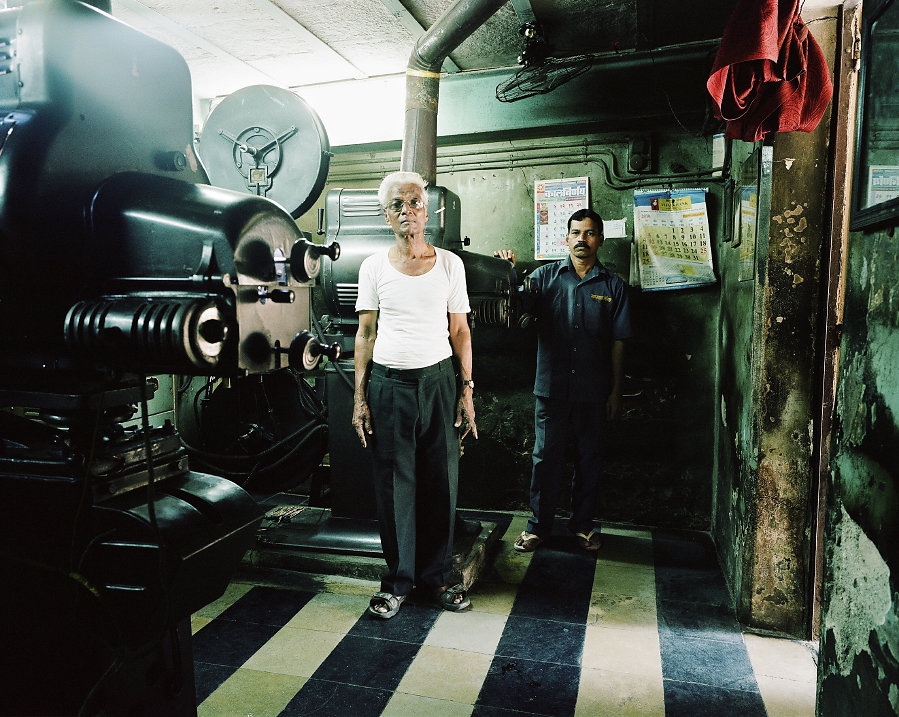 Haribhai et Sawant, projectionnistes du Bharat Cinema de Mumbai