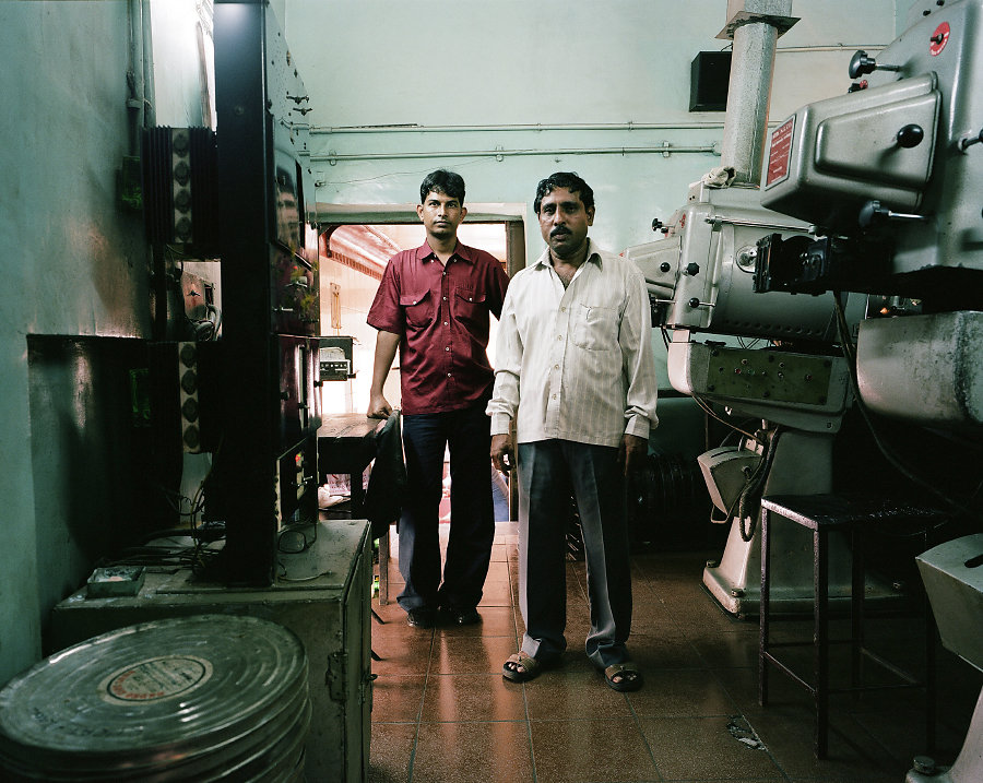 Sathaliya et Namdev Surve, projectionnistes du Moti Talkies de Mumbai